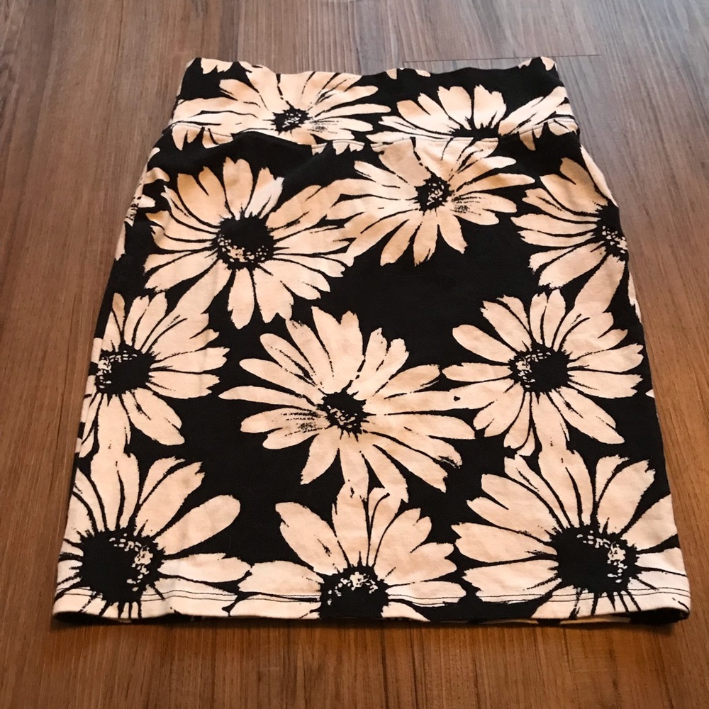 New! Small Black and White Daisy Skirt